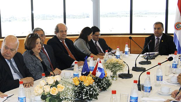 Secretário-geral da OEA, José Miguel Insulza, se reúne com congressistas em Assunção