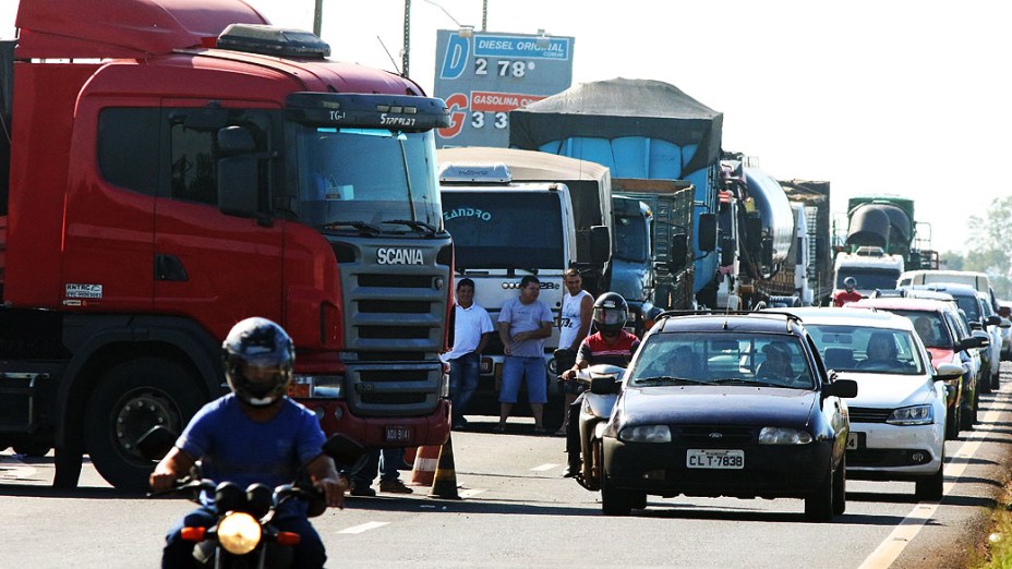 Caminhoneiros interditam a rodovia BR-376, entre a cidades de Sarandi e Marialva, norte do Paraná, nesta terça-feira (24)
