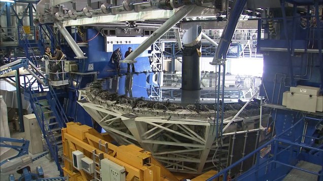<p>A imagem mostra, ao centro, o espelho principal do Very Large Telescope, com mais de oito metros de diâmetro. </p>