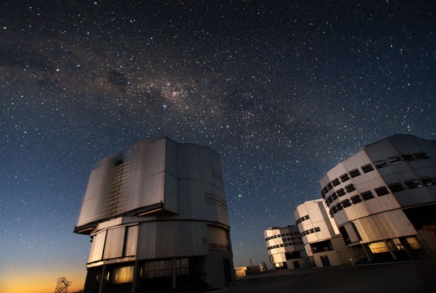 <p>O Very Large Telescope na plataforma de observação do Paranal. Os telescópios podem trabalhar juntos em grupos de dois ou três gerando imagens 25 vezes mais detalhadas que os telescópios individuais conseguem produzir.</p>