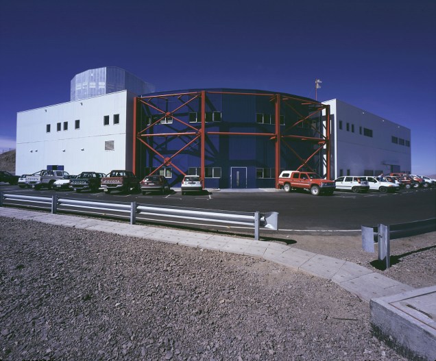 <p>Vista da sala de controle do Observatório do Paranal. Todas as observações são feitas deste prédio. A construção fica abaixo da plataforma de observação do Paranal. Cada um dos quatro telescópios principais é controlado por uma área específica na sala de controle. </p>
