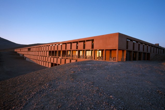 <p>Imagem da fachada da Residência Paranal, o luxuoso hotel construído dentro do Observatório do Paranal, no Deserto do Atacama, Chile.</p>