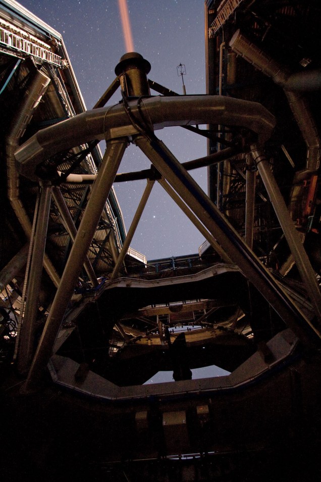<p>Um raio laser é emitido pela unidade do Very Large Telescope, o mais importante do Observatório Europeu do Sul. O raio é usado para criar uma estrela artificial no céu para ajudar nos cálculos que reduzem os disturbios causados pela atmosfera terrestre na luz que vem do espaço.</p>