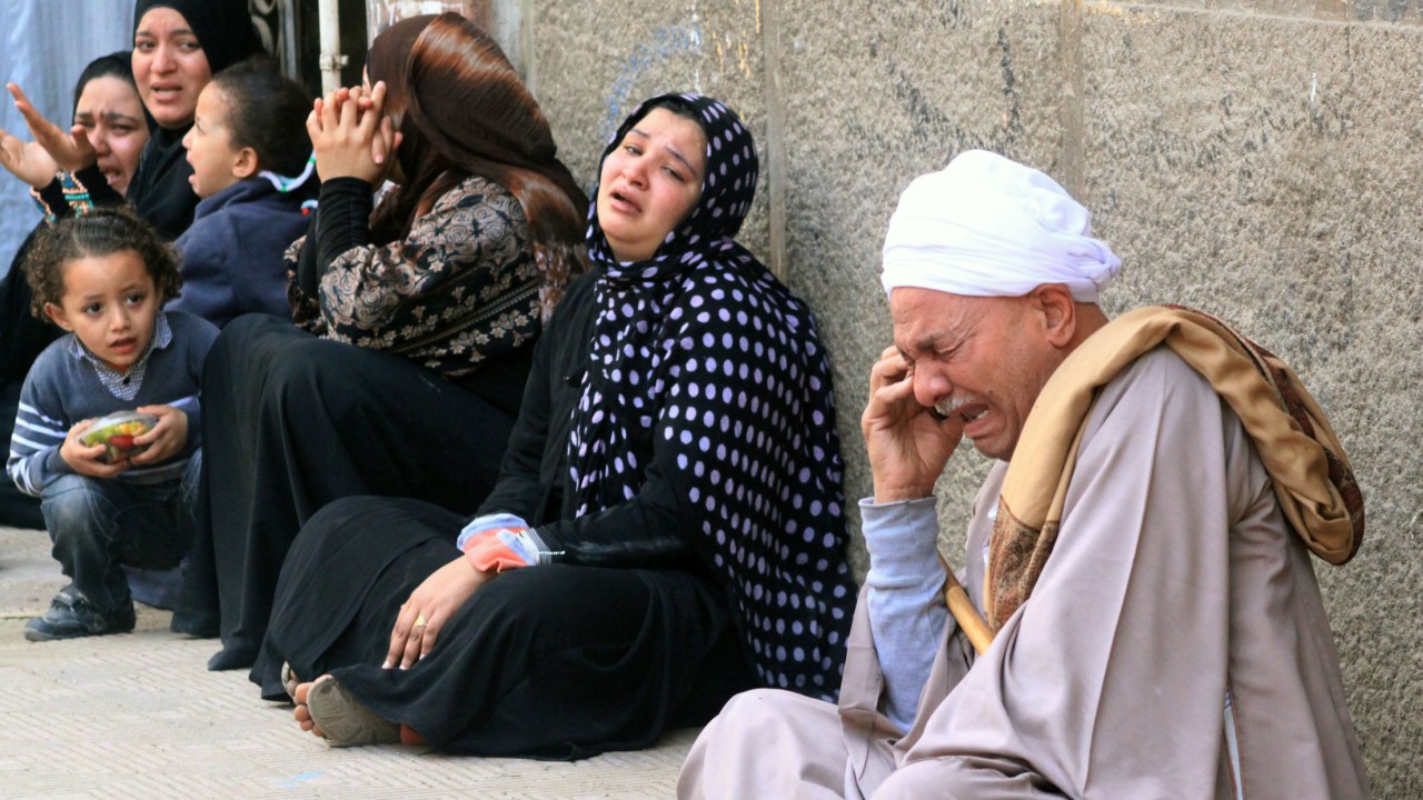 Parentes de apoiadores do presidente deposto Mohamed Mursi choram após a condenação de mais de 500 pessoas à morte