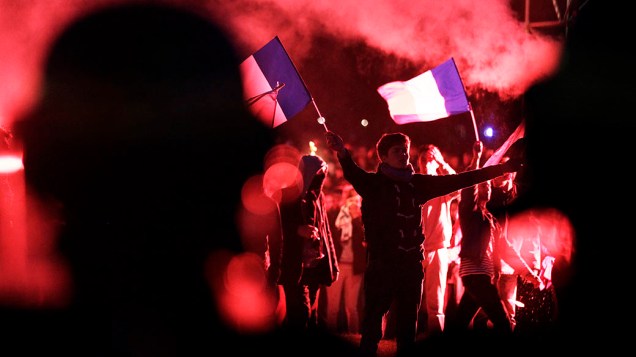 Jovens com bandeiras da França em confrontos com a polícia de choque durante os incidentes no final de uma marcha de protesto chamado La Manif pour tous (Demonstração para Todos) contra a legalização do casamento homossexual na França,