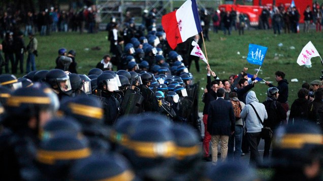 A polícia francesa alinhada durante os incidentes no final de uma marcha de protesto chamado La Manif pour tous (Demonstração para Todos) contra a legalização do casamento homossexual na França