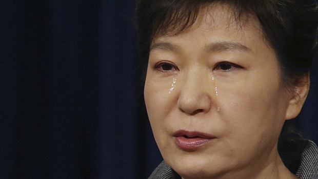 Park Geun-hye, presidente da Coreia do Sul, chora durante pronunciamento na TV ao lembrar de vítimas do naufrágio da embarcação Sewol
