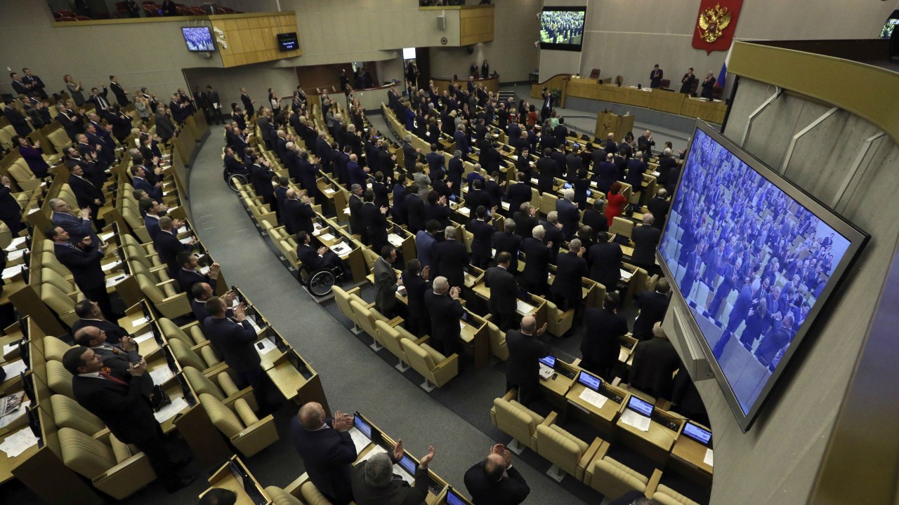 Parlamentares russos aplaudem a aprovação do tratado de anexação da Crimeia na Duma