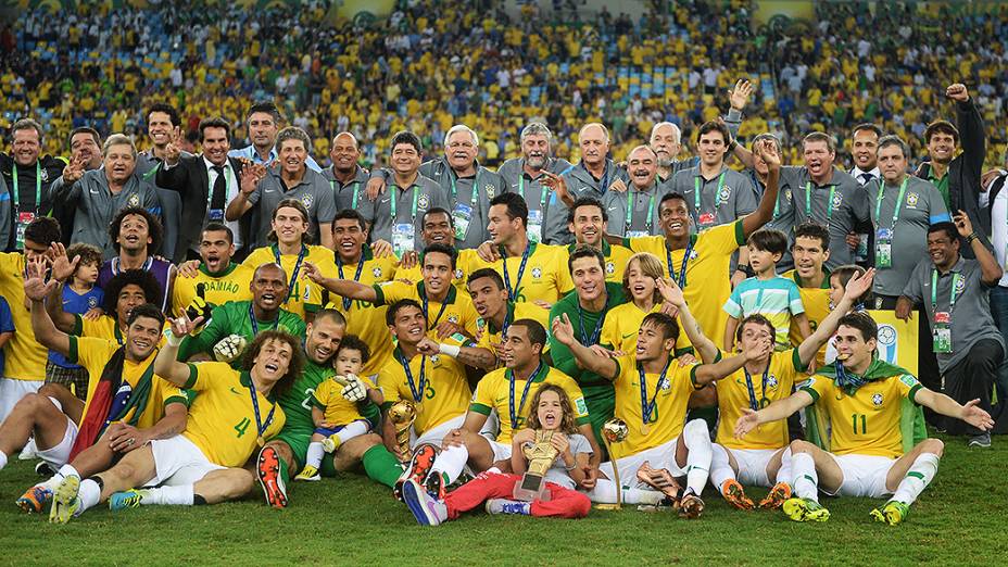 Jogadores do Brasil comemoram no estádio Maracanã durante final da Copa das Confederações entre Brasil e Espanha, no Rio de Janeiro