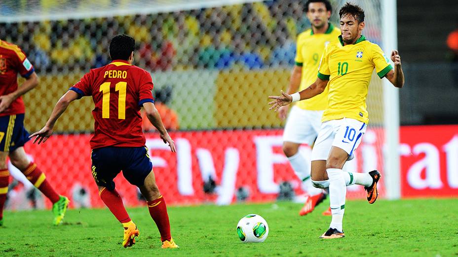 Disputa de bola no estádio Maracanã durante final da Copa das Confederações entre Brasil e Espanha, no Rio de Janeiro