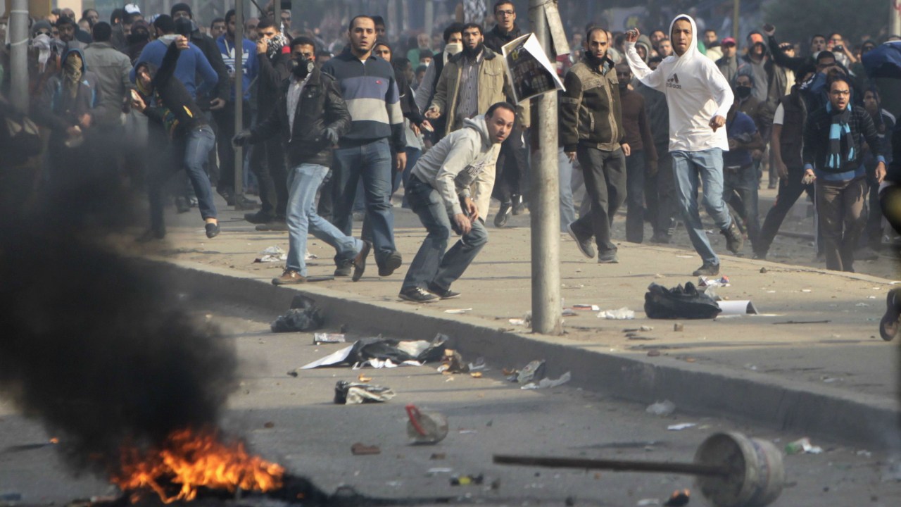 Partidários da Irmandade Muçulmana entram em conflito com a polícia na cidade do Cairo, no Egito