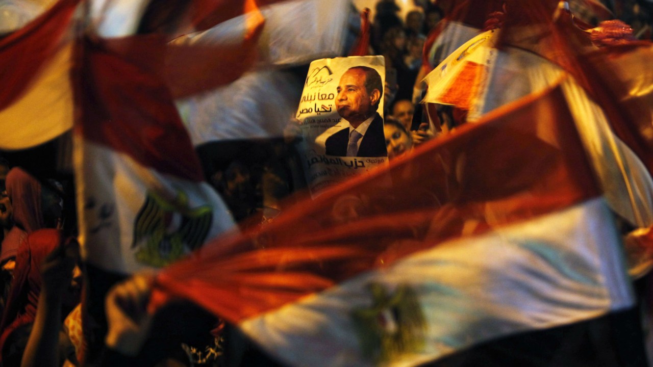 Partidários do presidente egípcio Abdel Fattah Sisi comemoram resultados das eleições no Cairo