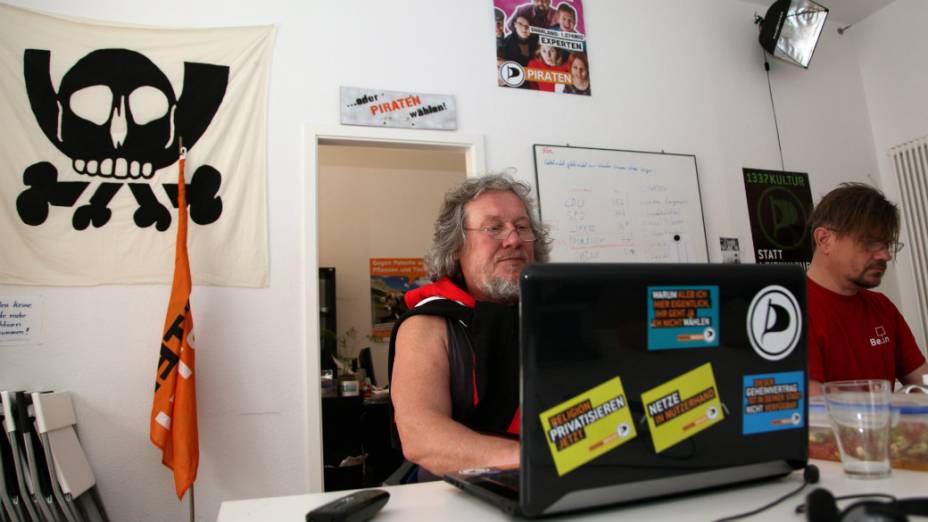 O eleitor Jojo (à esquerda) trabalha em seu notebook na sede do Partido PIrata em Berlim: carro particular usado em favor do partido
