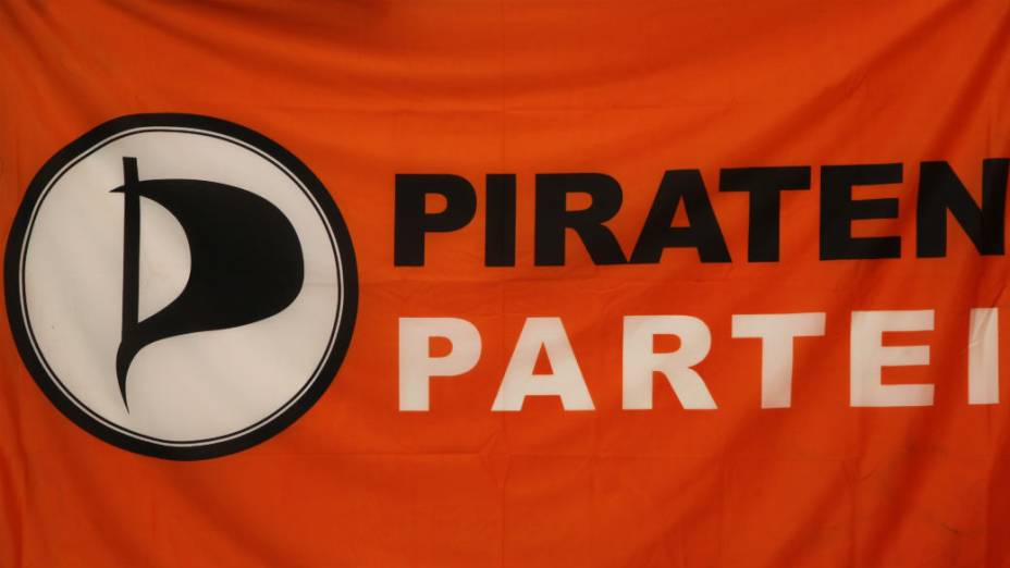 A bandeira do Partido Pirata alemão: grupo conquista adeptos e cadeiras no legislativo