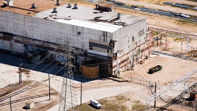 Vista aérea de galpão na refinaria de Pasadena, no Texas