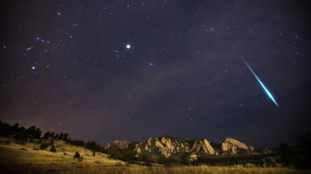 <p>A chuva de meteoros Gemínidas cai sobre o Colorado, nos Estados Unidos, em dezembro de 2012. Na imagem, um fragmento maior do que o normal brilha mais do que os planetas ao redor. A constelação de Órion também foi capturada, assim como Júpiter brilhando dentro da constelação de Touro</p>