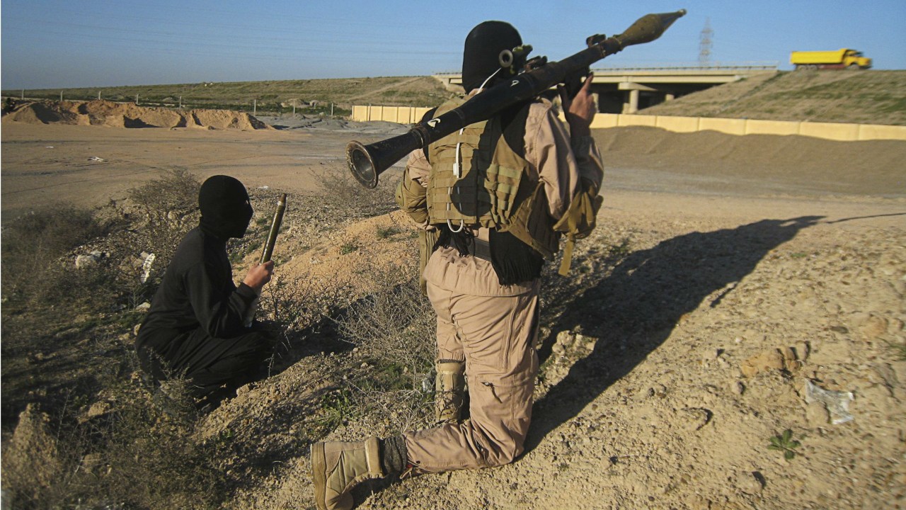 Patrulha sunita empunha um morteiro nas proximidades da cidade de Falluja, no Iraque
