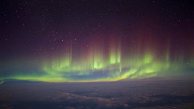 <p>Aurora vista da janela de um voo transatlântico entre Londres e Nova York, em fevereiro de 2014. O fotógrafo equilibrou a câmera sobre sua mochila para conseguir fazer a foto</p>