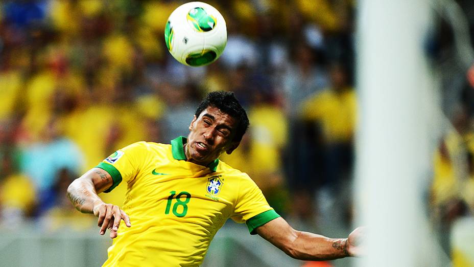 Paulinho durante vitória do Brasil contra o Japão na Copa das Confederações, em Brasília