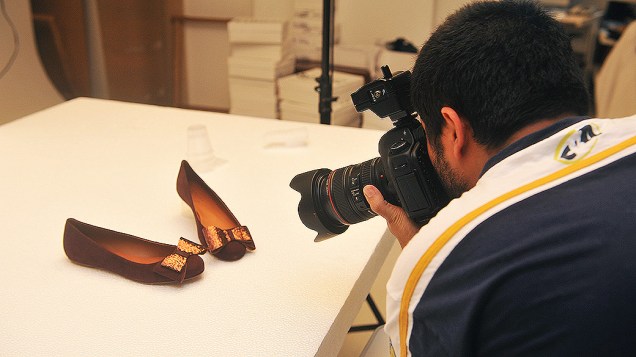 Lojas on-line mantém equipe de fotógrafos para registrar imagens dos produtos colocados à venda