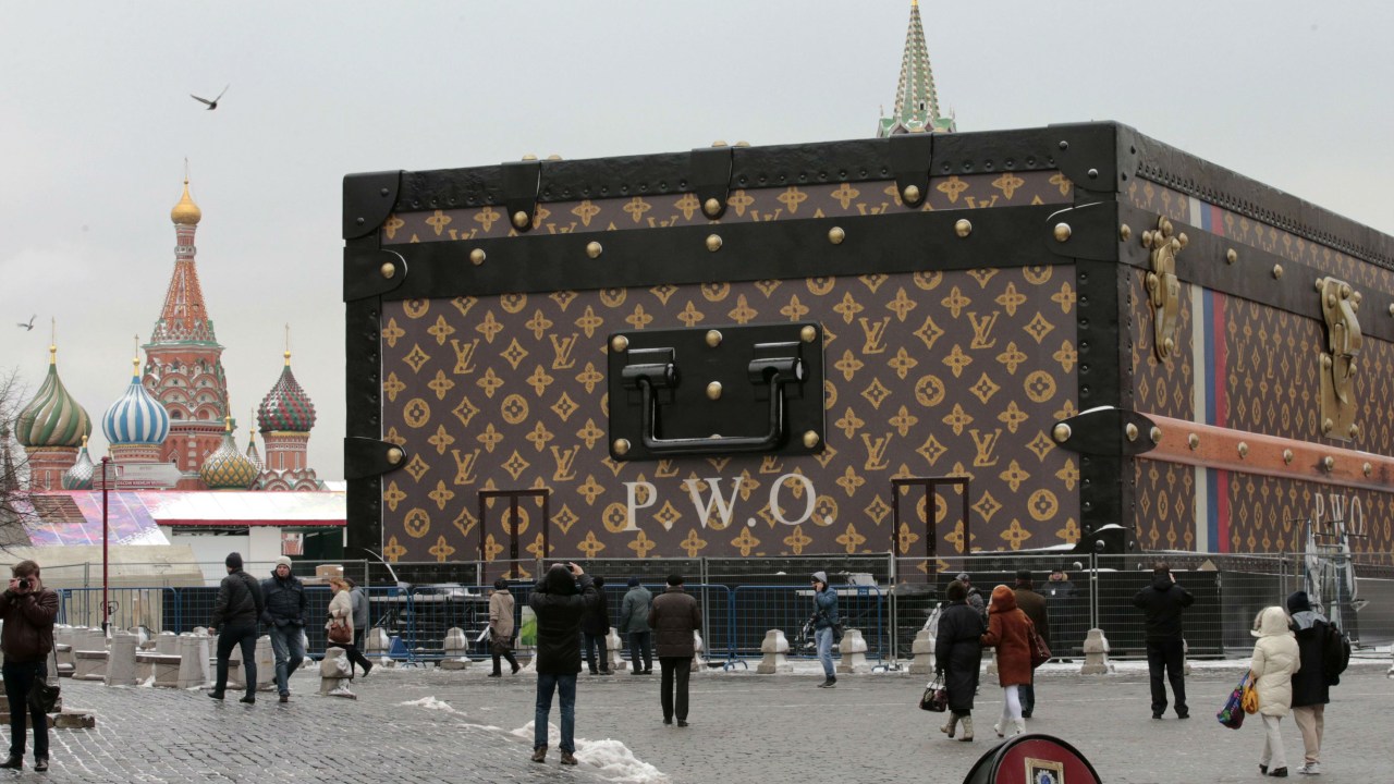 Pavilhão no formato de uma bolsa da Louis Vuitton foi construído na Praça Vermelha, em Moscou