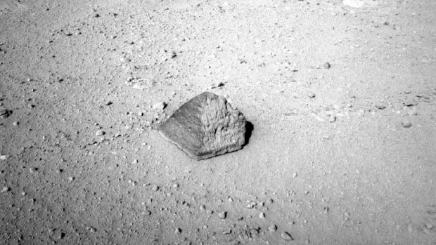 Pedra encontrada pelo Curiosity tem 25 centímetros de altura e 40 centímetros de comprimento. A pedra foi batizada de "Jake Matijevic", em homenagem ao recém-falecido engenheiro Jacob Matijevic (1947-2012), que foi engenheiro-chefe das operações de superfície do Projeto Mars Science Laboratory