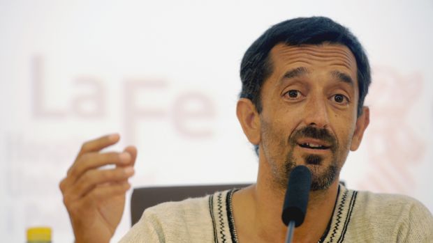 O médico Pedro Cavadas, responsável por realizar, em 2011, o primeiro transplante de duas pernas no mundo: paciente operado precisou ter os membros amputados