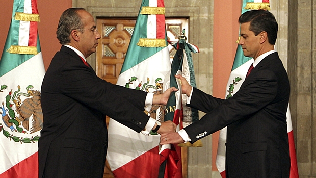 Felipe Calderón entrega a bandeira nacional para Enrique Peña Nieto, o novo presidente do México