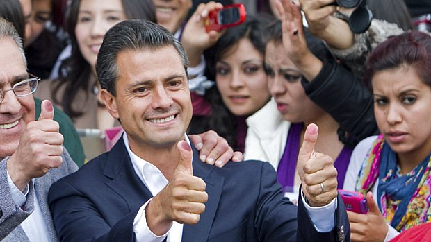Enrique Peña Nieto, cadidato do PRI, vota em Atlacomulco