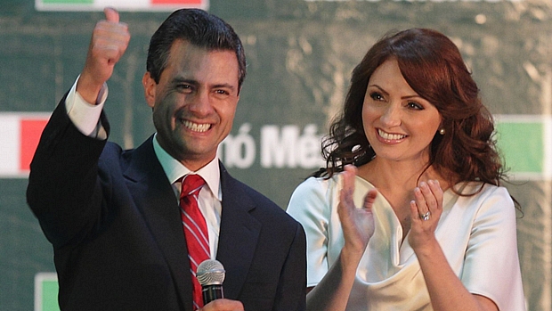 Enrique Peña Nieto, apontado como novo presidente do México, celebra a vitória ao lado de sua mulher, a atriz Angélica Rivera