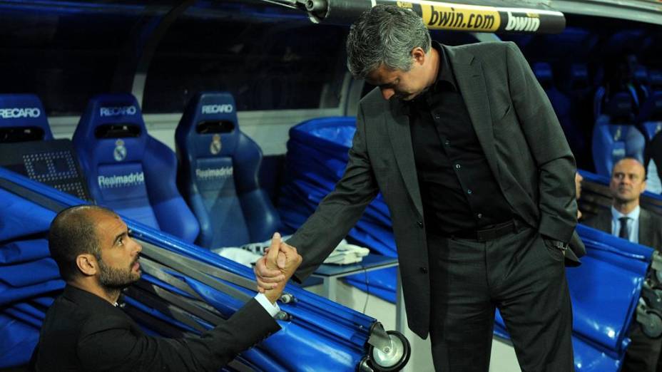 Guardiola e Mourinho se cumprimentam antes de clássico em Madri