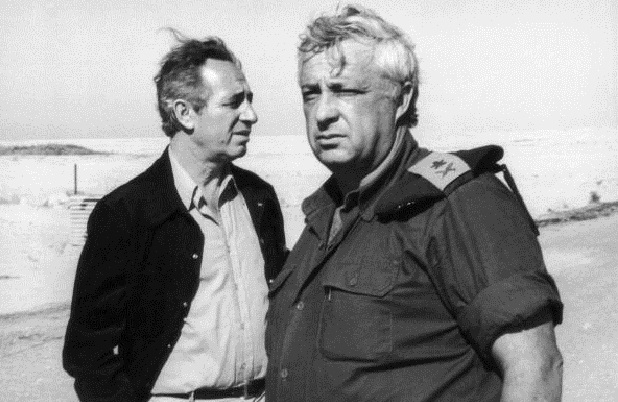 O general Sharon, em 1975. Atrás dele está o então ministro da Defesa Shimon Peres