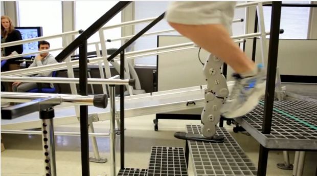 Perna robótica: dispositivo capta impulsos nervosos enviados pelo cérebro para o membro e realiza o movimento mais parecido possível