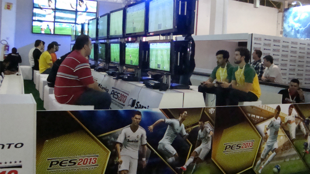 PES 13 no estande da Konami
