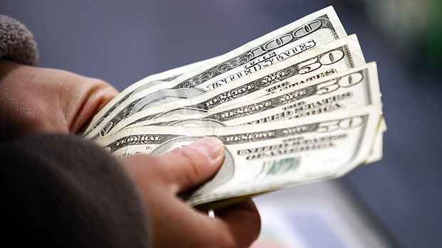 Às 11h30 a moeda bateu a máxima da sessão até agora: 2,9784 reais na venda