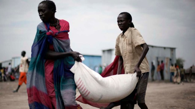 Pessoas carregam comida, no Sudão do Sul