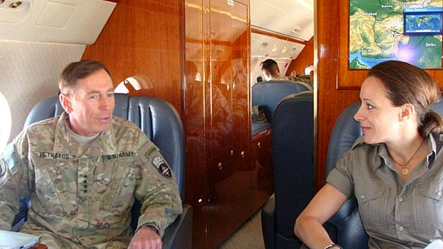 David Petraeus ao lado de sua biógrafa, Paula Broadwell