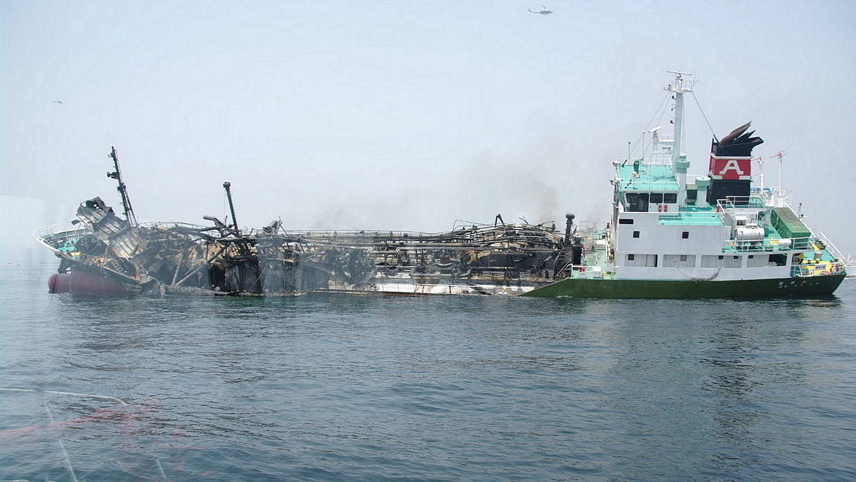 O petroleiro Shokomaru ficou praticamente destruído após a explosão