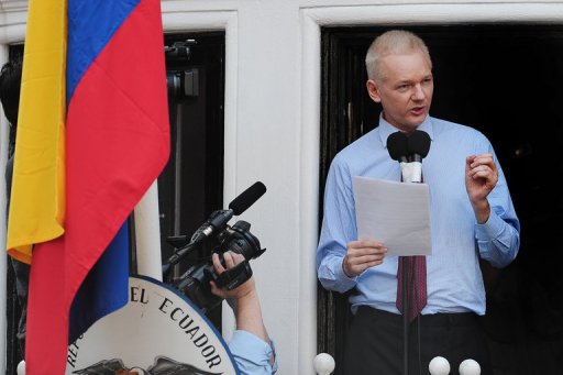 Julian Assange discursa na varanda da embaixada do Equador em Londres em 19 de agosto de 2012
