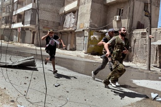 Rebeldes correm durante ataque das forças do governo no bairro de al-Mashad, em Alepo