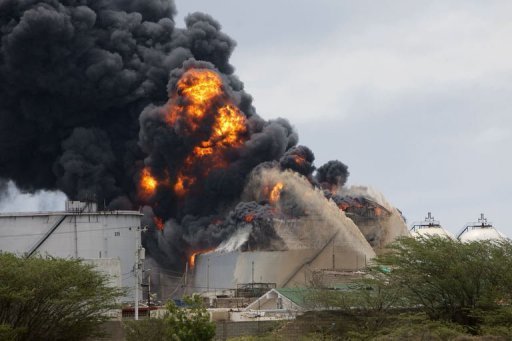 O incêndio na refinaria de Amuay aconteceu após uma explosão no sábado provocada por um vazamento de gás