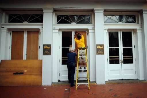 Funcionários protegem a fachada do Royal Sonesta Hotel de Nova Orleans