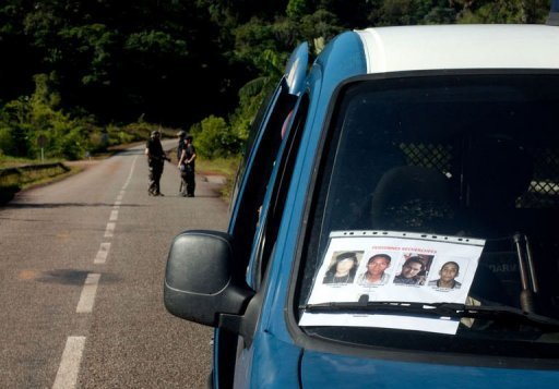 (Julho) Cartaz da gendarmaria mostra quatro procurados, entre eles Manoelzinho, na Guiana Francesa