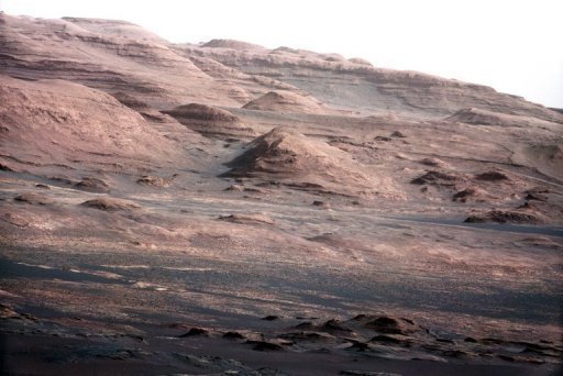 Imagem de Marte capturada pela câmera do Curiosity que foi divulgada pela Nasa na terça-feira. Agência afirmou que veiculo iniciou viagem de exploração em solo marciano