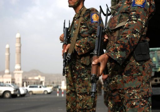 Soldados iemenitas fazem patrulha em Sanaa em agosto