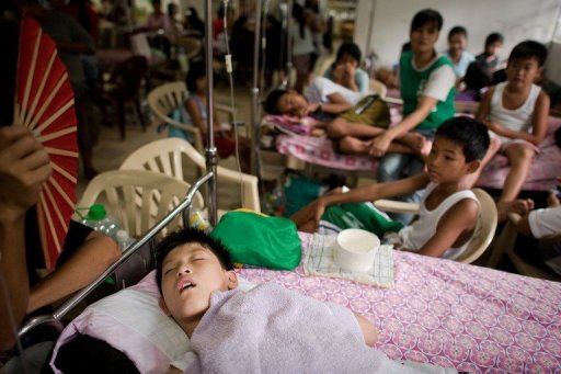 Crianças com dengue convalescem no hospital Quirino, em Manila, capital das Filipinas, em agosto de 2012