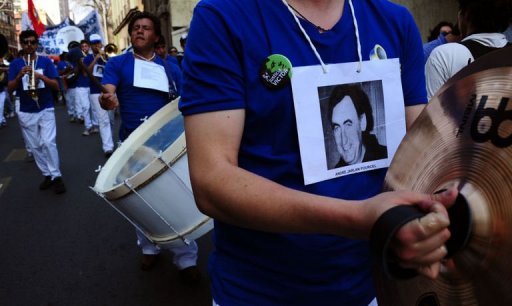 Ativistas participam de uma marcha em Santiago em 9 de setembro de 2012 pelos 39 anos da morte de Salvador Allende
