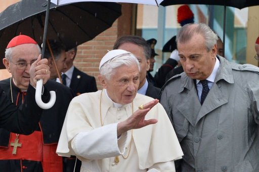 O papa Bento XVI (C) acena em sua chegada ao Líbano em 14 de setembro