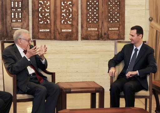 O presidente sírio, Bashar Al-Assad (D), e o emissário internacional da ONU e da Liga Árabe, Lakhdar Brahimi