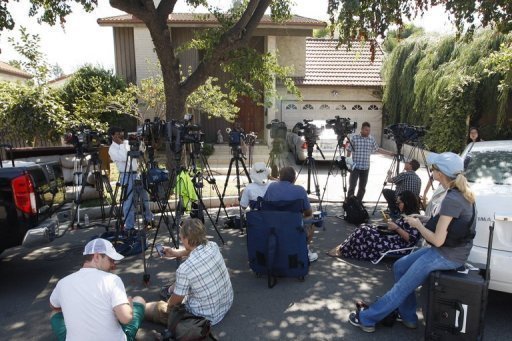 Jornalistas aguardam em frente à casa em Cerritos de um dos produtores do filme que causou distúrbios no mundo muçulmano